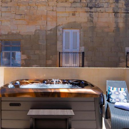 Exquisite 3-Bedroom Duplex Penthouse With Jacuzzi In Valletta Centre Dış mekan fotoğraf