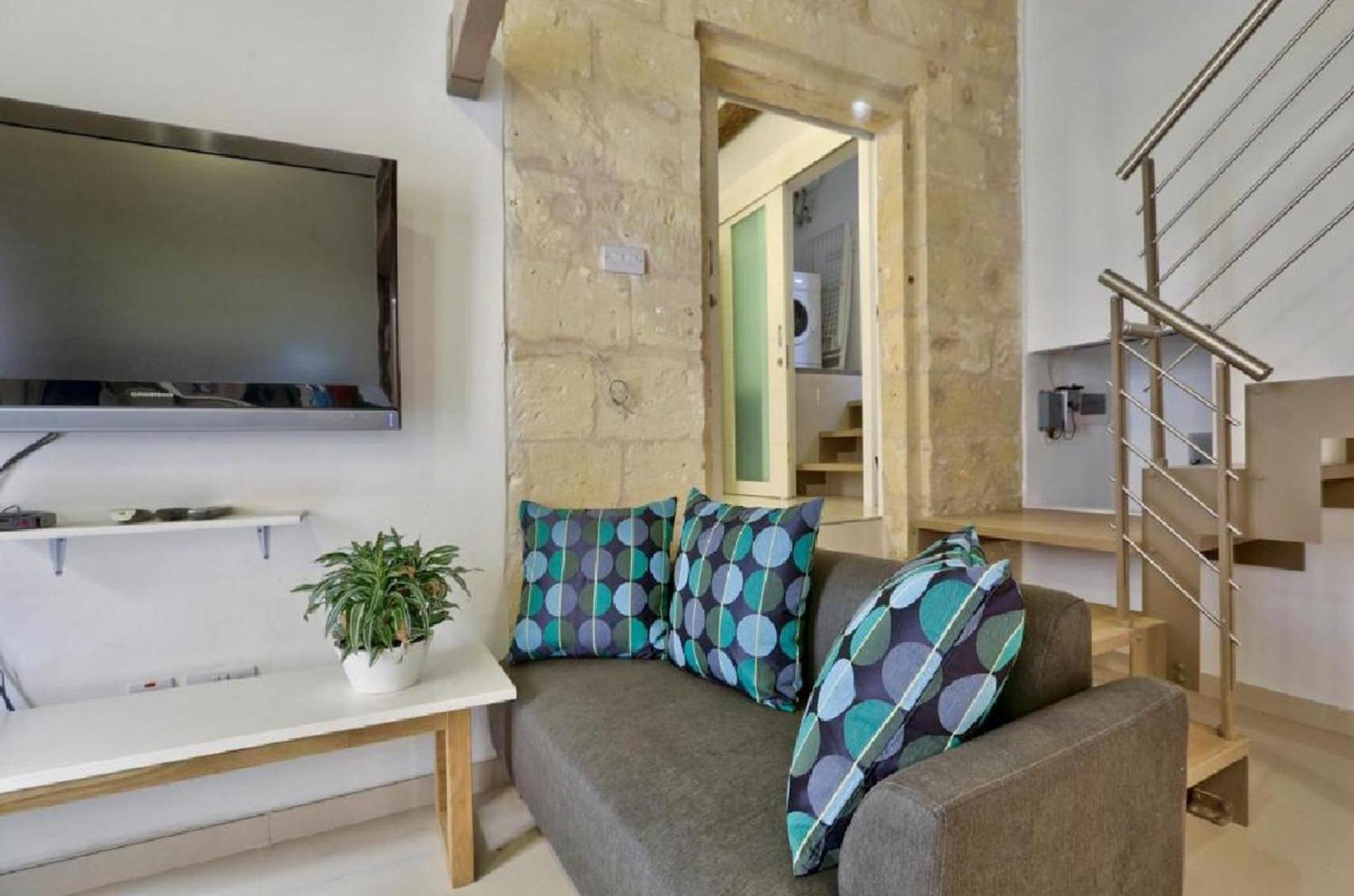 Exquisite 3-Bedroom Duplex Penthouse With Jacuzzi In Valletta Centre Dış mekan fotoğraf