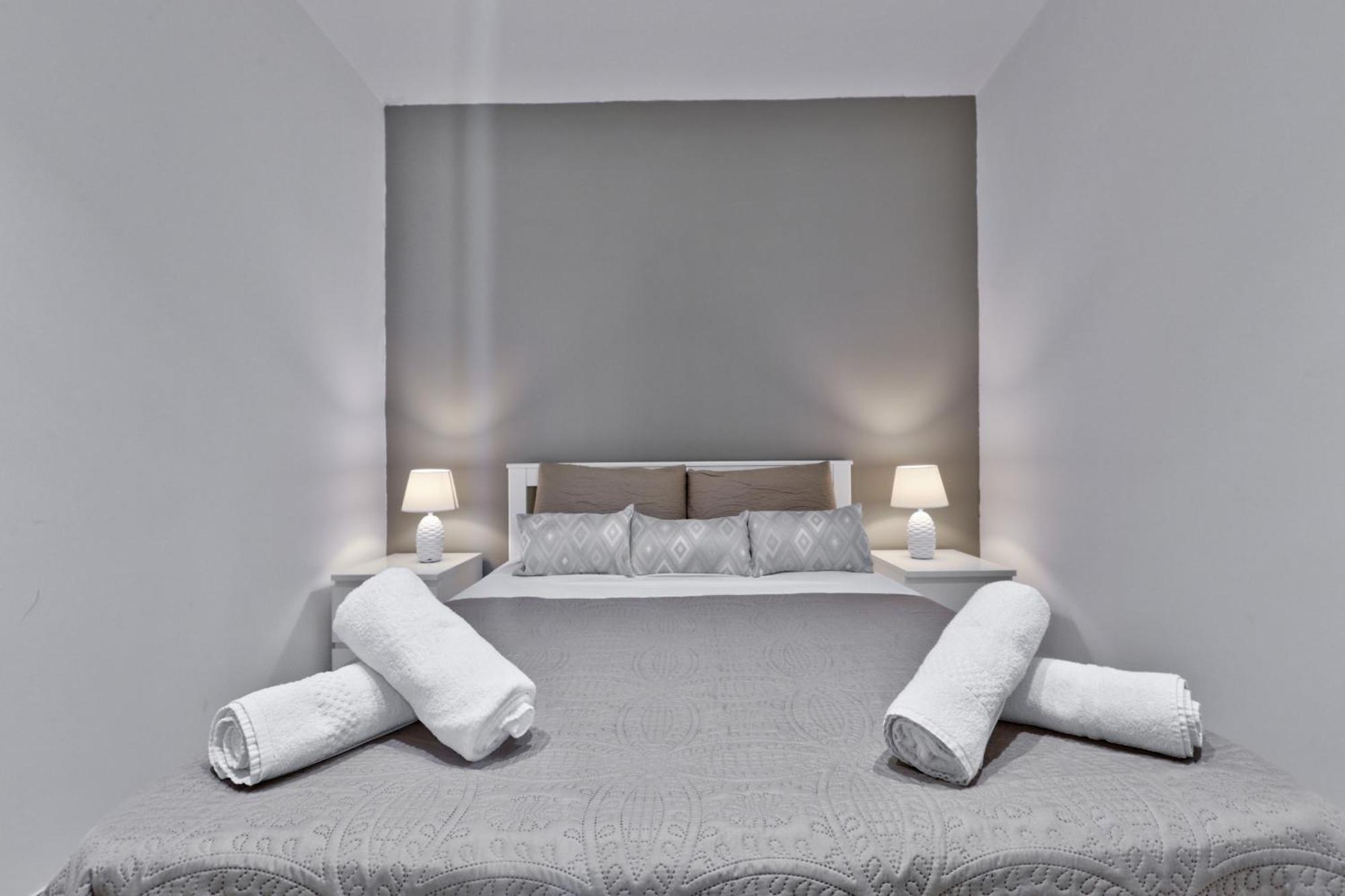Exquisite 3-Bedroom Duplex Penthouse With Jacuzzi In Valletta Centre Dış mekan fotoğraf