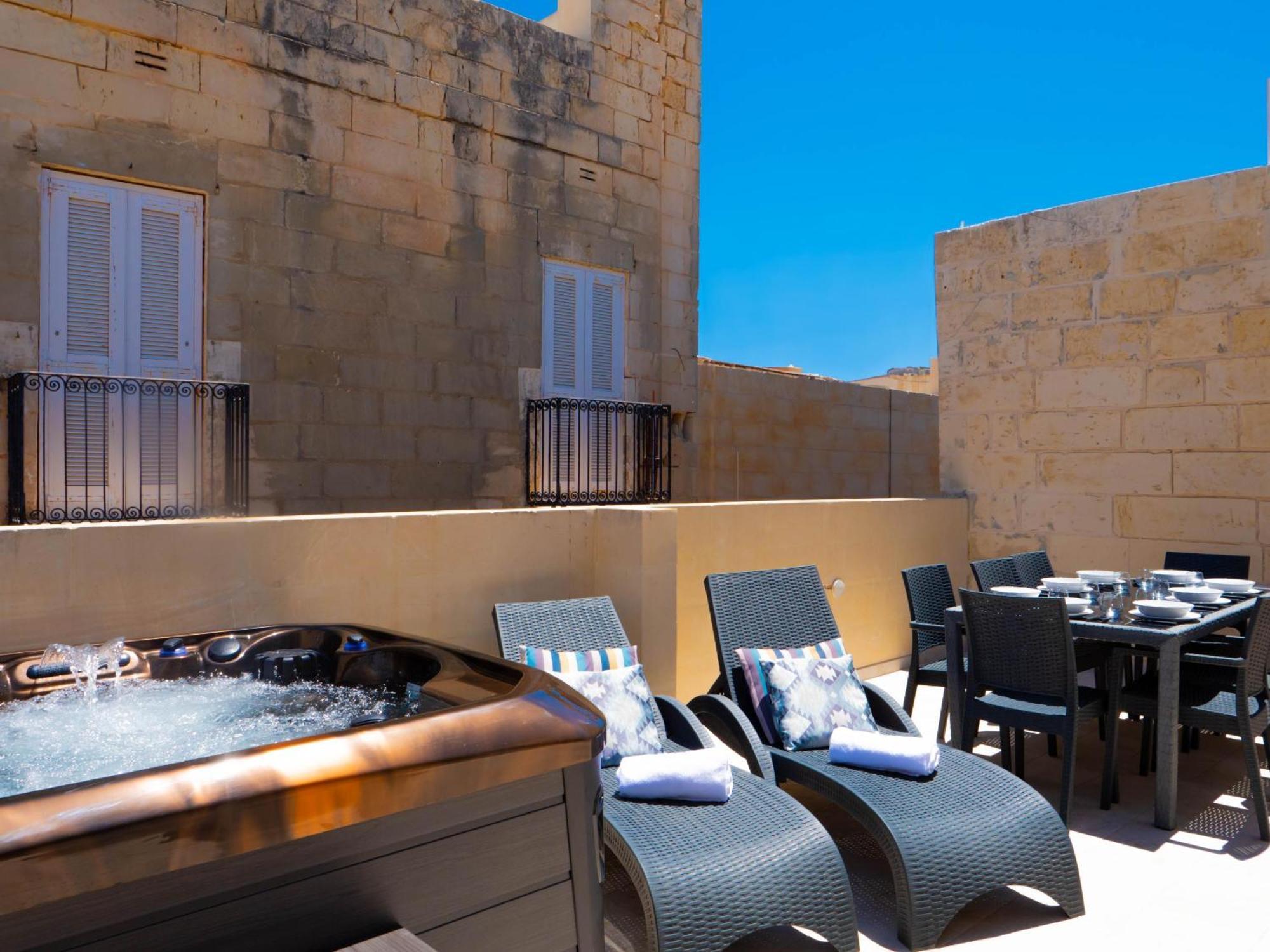 Exquisite 3-Bedroom Duplex Penthouse With Jacuzzi In Valletta Centre Dış mekan fotoğraf