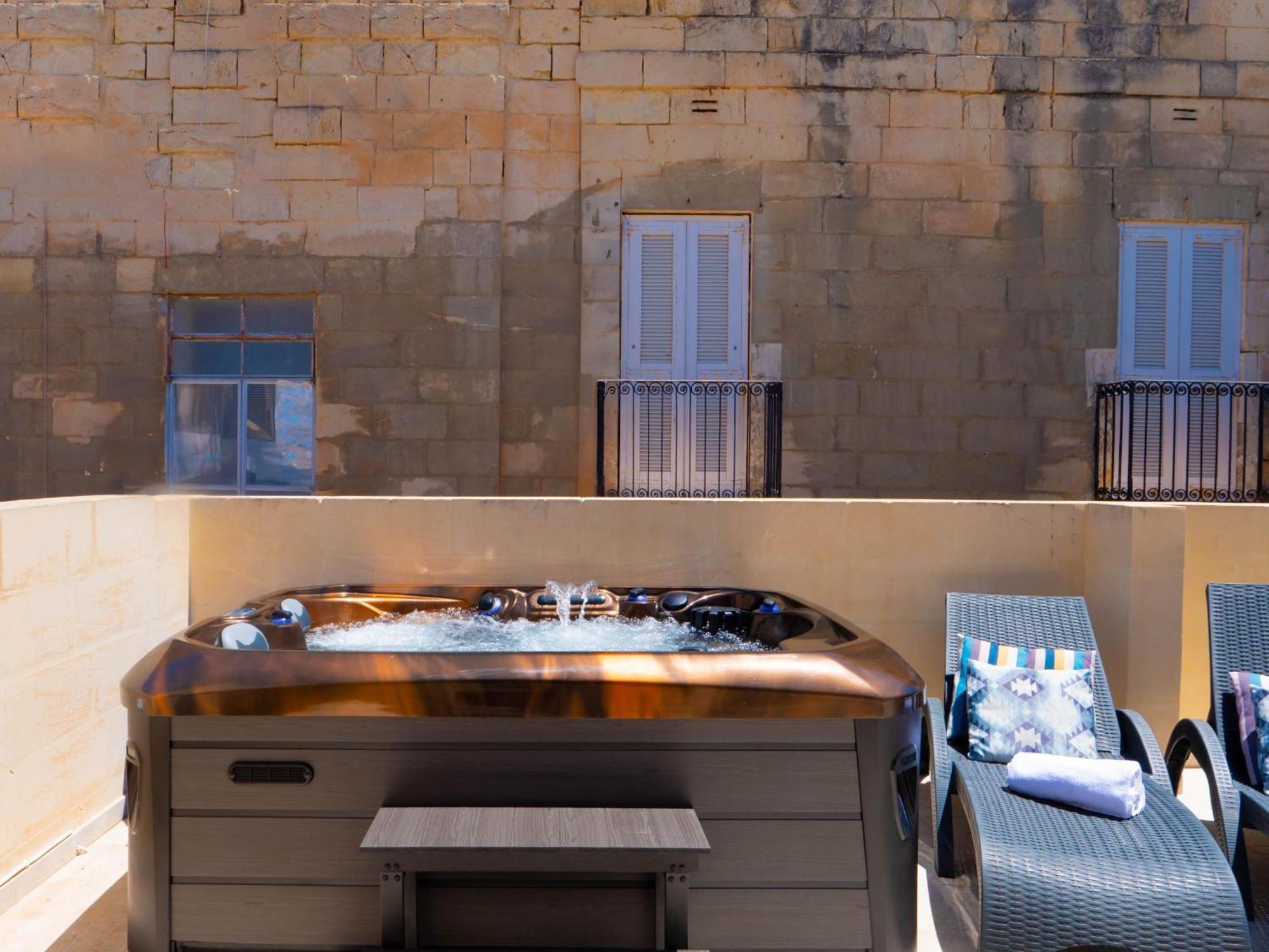 Exquisite 3-Bedroom Duplex Penthouse With Jacuzzi In Valletta Centre Dış mekan fotoğraf