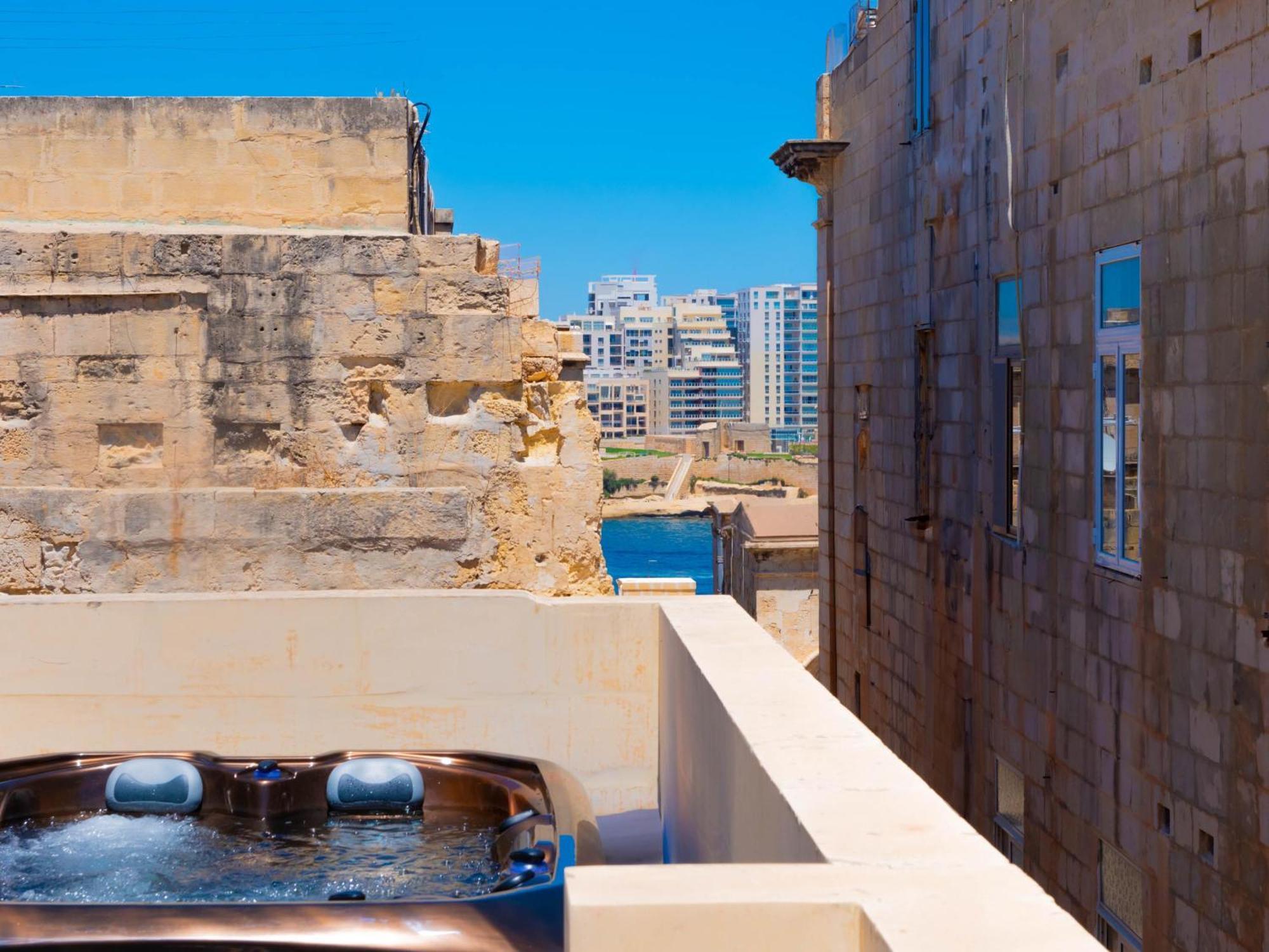 Exquisite 3-Bedroom Duplex Penthouse With Jacuzzi In Valletta Centre Dış mekan fotoğraf